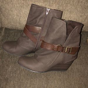 Brown woman’s wedge boots
